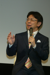 華やかなネクタイは「アポカリプト」仕様?!