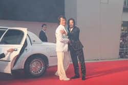 リムジンからふたりが登場!